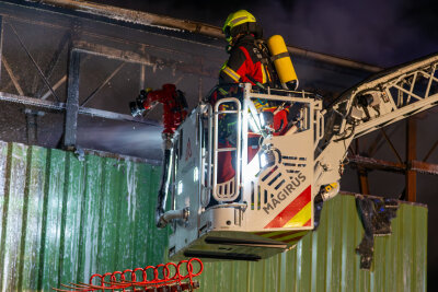 Erneuter Brand in Lagerhalle: War es Brandstiftung? Schriftzug gibt Rätsel auf - Die Anwohner wurden gebeten, Fenster und Türen geschlossen zu halten.