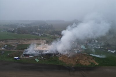 Erneuter Brand in Lagerhalle: War es Brandstiftung? Schriftzug gibt Rätsel auf - Die Feuerwehrkräfte mussten erneut zum Brandort ausrücken. Foto: Mike Müller