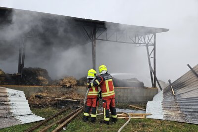 Erneuter Brand in Lagerhalle: War es Brandstiftung? Schriftzug gibt Rätsel auf - Die Feuerwehrkräfte mussten erneut zum Brandort ausrücken. Foto: Mike Müller