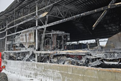 Erneuter Brand in Lagerhalle: War es Brandstiftung? Schriftzug gibt Rätsel auf - Die Feuerwehrkräfte mussten erneut zum Brandort ausrücken. Foto: Mike Müller