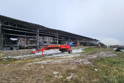 Erneuter Brand in Lagerhalle: War es Brandstiftung? Schriftzug gibt Rätsel auf - Die Feuerwehrkräfte mussten erneut zum Brandort ausrücken. Foto: Mike Müller