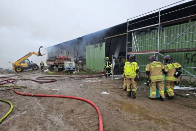 Erneuter Brand in Lagerhalle: War es Brandstiftung? Schriftzug gibt Rätsel auf - Die Feuerwehrkräfte mussten erneut zum Brandort ausrücken. Foto: Mike Müller