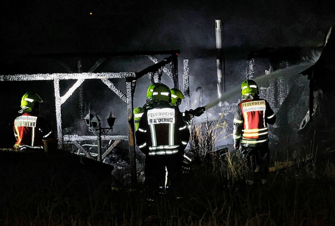 Erneuter Laubenbrand in Chemnitz: Brandstiftung im Verdacht - Unbekannte Brandursache: Gartenlaube vollständig zerstört. Foto: Jan Härtel