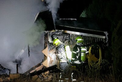 Erneuter Laubenbrand in Chemnitz: Brandstiftung im Verdacht - Unbekannte Brandursache: Gartenlaube vollständig zerstört. Foto: Jan Härtel