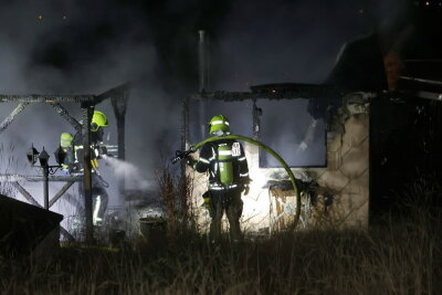 Erneuter Laubenbrand in Chemnitz: Brandstiftung im Verdacht - Unbekannte Brandursache: Gartenlaube vollständig zerstört. Foto: Jan Härtel