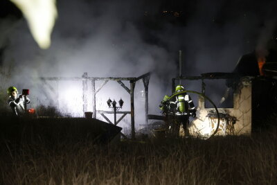 Erneuter Laubenbrand in Chemnitz: Brandstiftung im Verdacht - Unbekannte Brandursache: Gartenlaube vollständig zerstört. Foto: Jan Härtel