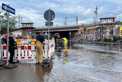 Erneuter Wasserrohrbruch in Dresden: Dr.-Friedrich-Wolf-Straße betroffen - Wasserrohrbruch an der Dr.-Friedrich-Wolf-Straße. Foto: Roland Halkasch