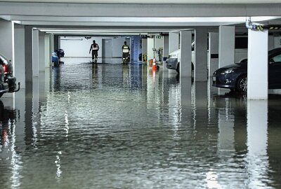 Erneuter Wasserrohrbruch in Dresden: Dr.-Friedrich-Wolf-Straße betroffen - Erneute Überschwemmungen in der Tiefgarage. Foto: Roland Halkasch