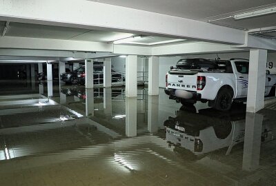 Erneuter Wasserrohrbruch in Dresden: Dr.-Friedrich-Wolf-Straße betroffen - Erneute Überschwemmungen in der Tiefgarage. Foto: Roland Halkasch