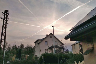 Erneutes Himmelsphänomen sorgt für Aufsehen über Westsachsen - Diese Fotos entstanden am Sonnabend, 17.45 Uhr, in Lichtenstein. Foto: Gerhard Thriemer