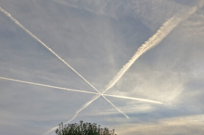 Erneutes Himmelsphänomen sorgt für Aufsehen über Westsachsen - Kondensstreifen über Westsachsen: Das faszinierende Phänomen der Flugzeuge. Foto: Gerhard Thriemer