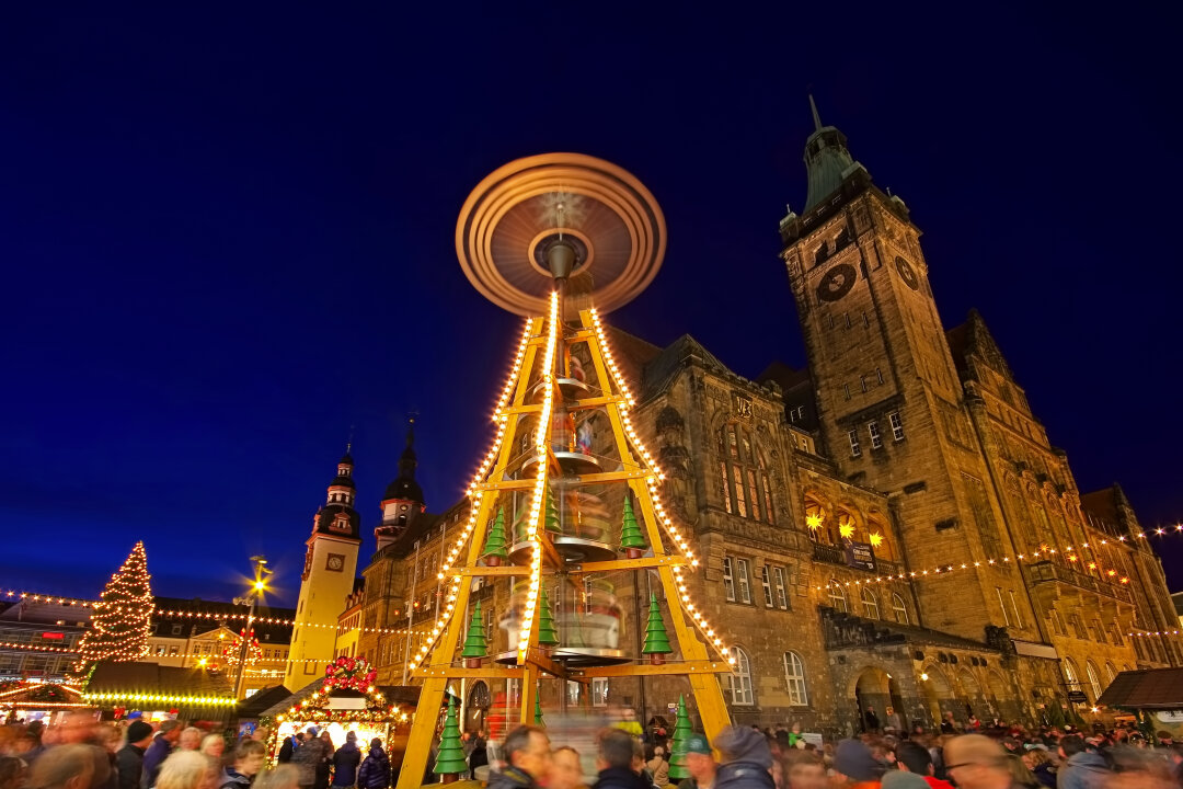 Eröffnung des Chemnitzer Weihnachtsmarktes 2024: Entdeckt das Erzgebirgsdorf und 143 festliche Stände - Zu den besonderen Attraktionen gehören die zwölf Meter hohe Weihnachtspyramide und der Mittelaltermarkt in der Klosterstraße.