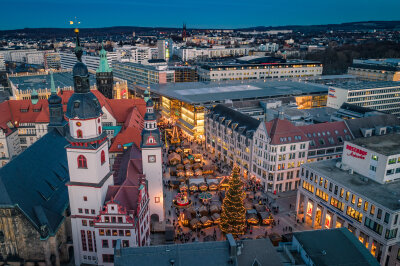 Eröffnung des Chemnitzer Weihnachtsmarktes 2024: Entdeckt das Erzgebirgsdorf und 143 festliche Stände - Über 143 Stände und das Erzgebirgsdorf mit Pyramidenhaus bieten besondere Highlights für Groß und Klein - perfekt für eine unvergessliche Adventszeit!