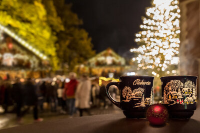 Eröffnung des Chemnitzer Weihnachtsmarktes 2024: Entdeckt das Erzgebirgsdorf und 143 festliche Stände - Die Chemnitzer Innenstadt wird jedes Jahr von eins und inetz in festlichem Glanz erleuchtet, dieses Mal mit rund 7.000 Lampen.