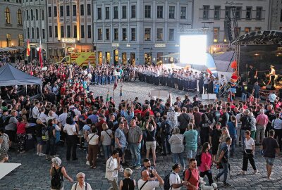 Eröffnung des Deutschen Jugendfeuerwehrtages -  Jugendfeuerwehren aus dem gesamten Bundesgebiet waren angetreten. Zahlreiche Schaulustige ließen sich die Veranstaltung nicht entgehen.