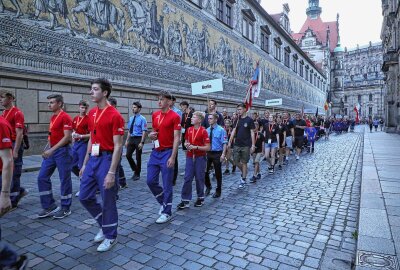 Eröffnung des Deutschen Jugendfeuerwehrtages -  Jugendfeuerwehren aus dem gesamten Bundesgebiet waren angetreten. Zahlreiche Schaulustige ließen sich die Veranstaltung nicht entgehen.