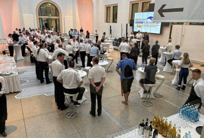 Eröffnung des Deutschen Jugendfeuerwehrtages - Am Samstag sind alle kleinen und großen Feuerwehrfans zu einer großen Blaulichtmeile auf dem Festgelände an der Pieschener Allee eingeladen. Gleichzeitig werden die Mannschaften der Jugendfeuerwehren im Heinz-Steyer-Stadion trainieren.