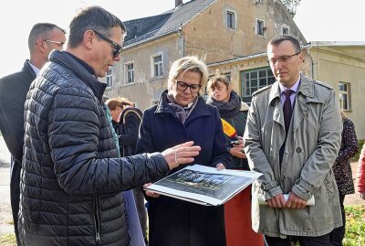 Errichtung einer Gedenkstätte für das ehemalige KZ Sachsenburg startet - Kultusministerin Barbara Klepsch beim Rundgang mit Landtagsabgeordneten, Museumsexperten, Planungsfachleuten und Journalisten. Foto: Christof Heyden