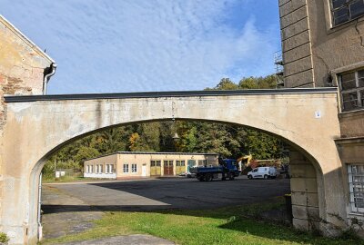 Errichtung einer Gedenkstätte für das ehemalige KZ Sachsenburg startet - Eine der früheren Zufahrten durchs Tor zum Innenhof vom Gebäudekomplex Sachsenburg. Foto: Christof Heyden