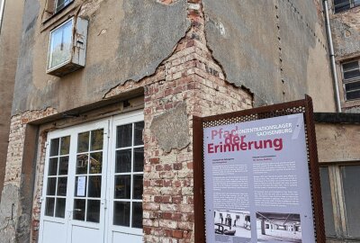 Errichtung einer Gedenkstätte für das ehemalige KZ Sachsenburg startet - Mit Gedenktafeln eines Pfades der Erinnerung wird derzeit an das Geschehen in Sachsenburg erinnert. Foto: Christof Heyden