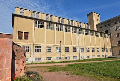 Errichtung einer Gedenkstätte für das ehemalige KZ Sachsenburg startet - Gebäude der ehemaligen Spinnerei in Sachsenburg, links der Gedenkstein, der bislang an das Geschehen erinnert. Foto: Christof Heyden