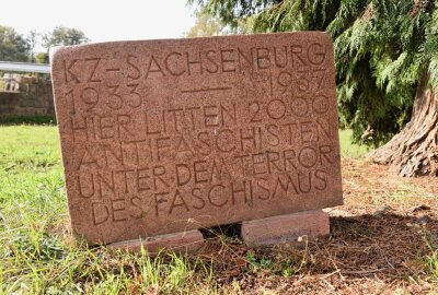 Errichtung einer Gedenkstätte für das ehemalige KZ Sachsenburg startet - Dieser Gedenkstein erinnert bislang an das Geschehen in Sachsenburg. Foto: Christof Heyden