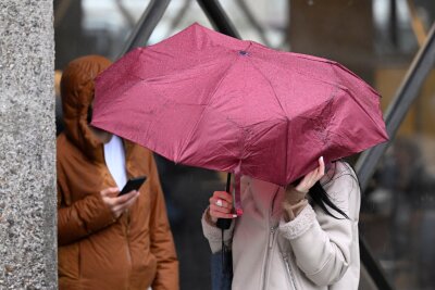 Erst stürmisch, dann kalt - Der Regenschirm könnte auch in den kommenden Tagen ein guter Begleiter sein.