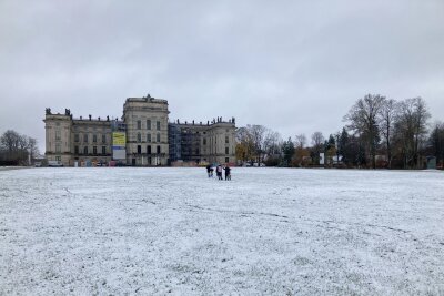 Erst stürmisch, dann kalt - Der Norden Deutschlands wie hier das Schloss Ludwigslust in Mecklenburg-Vorpommern bekam vielerorts schon Schnee ab.