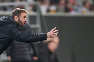 Erst Tor, dann Rot: Bulic führt Regensburg zum Pokalsieg - Engagiert am Spielfeldrand: Regensburgs Interims-Trainer Andreas Patz.