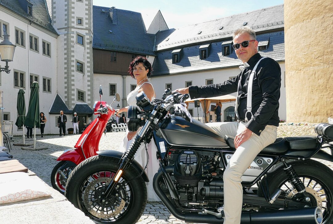 Erste Biker-Hochzeit auf Schloss Wildeck gefeiert - Sabine und Frank Schumann haben sich auf Schloss Wildeck das Ja-Wort gegeben. Foto: Andreas Bauer