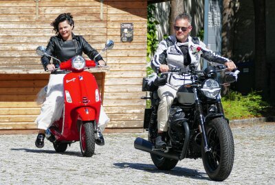 Erste Biker-Hochzeit auf Schloss Wildeck gefeiert - Auf einer Vespa und einer Moto Guzzi kam das Paar in den Schlosshof gefahren. Foto: Andreas Bauer