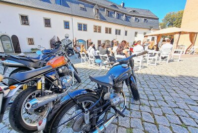 Erste Biker-Hochzeit auf Schloss Wildeck gefeiert - Auch einige eingeweihte Gäste waren per Motorrad angereist. Foto: Andreas Bauer