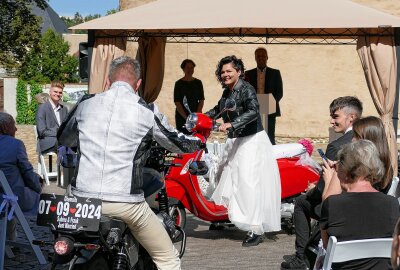 Erste Biker-Hochzeit auf Schloss Wildeck gefeiert - Für den Großteil der Gesellschaft war die erste Biker-Hochzeit auf Schloss Wildeck allerdings eine Überraschung. Foto: Andreas Bauer