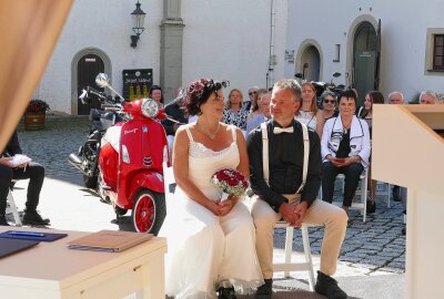 Erste Biker-Hochzeit auf Schloss Wildeck gefeiert - Dank der Sonne boten sich beste Bedingungen. Foto: Andreas Bauer