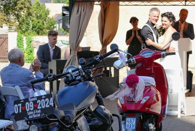 Erste Biker-Hochzeit auf Schloss Wildeck gefeiert - Vor allem für das Brautpaar war es ein einzigartiges Erlebnis. Foto: Andreas Bauer