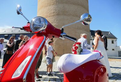 Erste Biker-Hochzeit auf Schloss Wildeck gefeiert - Gratulationen unter Blauem Himmel. Foto: Andreas Bauer