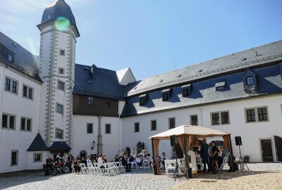 Erste Biker-Hochzeit auf Schloss Wildeck gefeiert - Das Schloss bot zugleich ein historisches Ambiente. Foto: Andreas Bauer