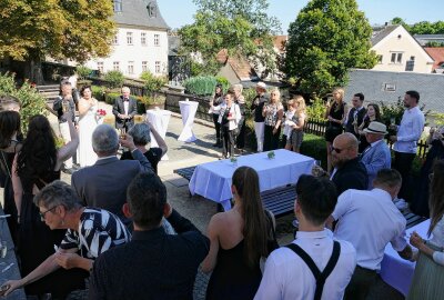 Erste Biker-Hochzeit auf Schloss Wildeck gefeiert - Nach der Trauung wurde angestoßen. Foto: Andreas Bauer