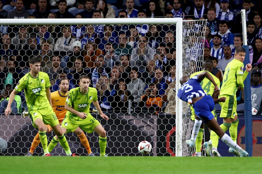 Erste europäische Pleite: Hoffenheim verliert 0:2 in Porto - Rückschlag für Hoffenheim: Tiago Djalo (3.v.r) erzielt das Tor zum 1:0 für Porto.