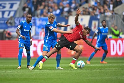 Erste Heimpleite für Magdeburg: 0:3 gegen Hannover 96 - Marcus Mathisen (l) und sein FCM hatten gegen die 96er große Schwierigkeiten