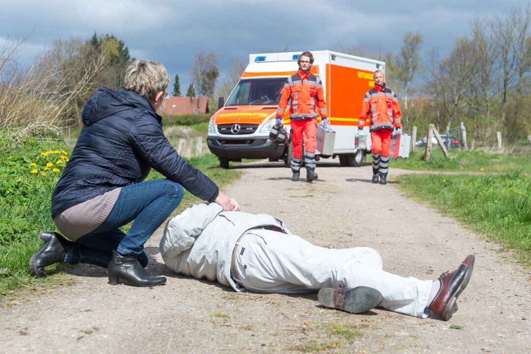 Erste Hilfe: Kann ich wirklich nichts falsch machen? - In Notfällen ist jede Hilfe wichtig, da Nichtstun strafbar ist.