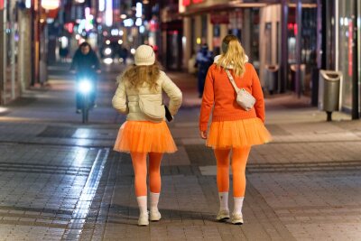 Erste Karnevalsfans in Köln unterwegs - Für manche geht es schon in den frühen Morgenstunden los: Der Karnevalsauftakt lockt viele Karnevalsfans ins Rheinland.