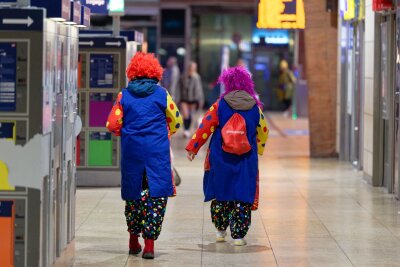 Erste Karnevalsfans in Köln unterwegs - Kölle Allaaf um sieben Uhr: Zum 11.11. mischen sich so manche Clowns unter die Pendler am Kölner Hauptbahnhof.