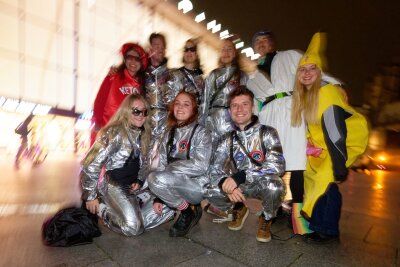 Erste Karnevalsfans in Köln unterwegs - Besonders weit gereist: Für diese Jecken aus Freiburg begann die Reise in den Karneval bereits vor Stunden.