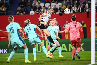 Erste Wück-Niederlage bei emotionalem Popp-Abschied - So wird's gemacht: Selina Cerci trifft per Kopf zum 1:0.