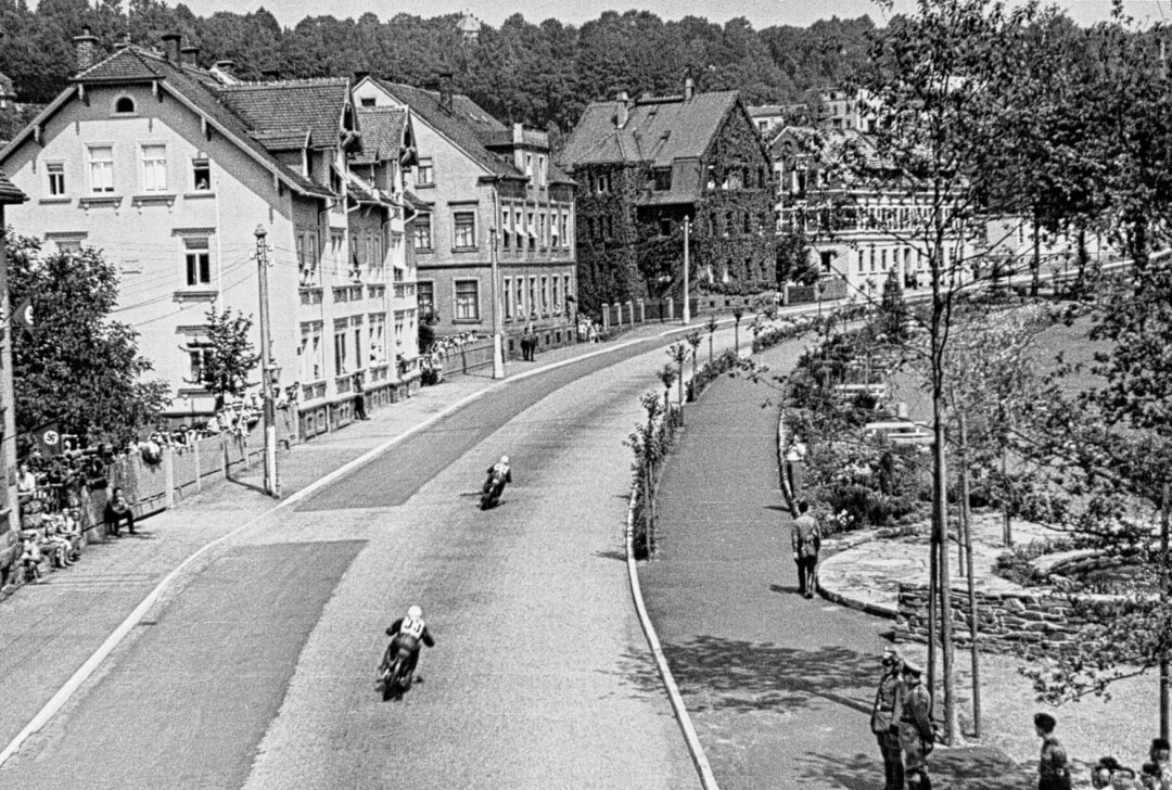 Erster "Großer Preis für Motorräder" vor 90 Jahren am Sachsenring - Bis einschlielich 1936 wurde in Hohenstein-Ernstthal auf dem "Badberg-Viereck" gefahren. Foto: Günter Geyler / motoarchive.com
