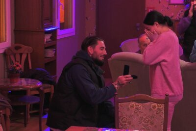 Erster Heiratsantrag bei Promi Big Brother -  Mike Heiter kniet vor seiner Freundin Leyla Lahouar.