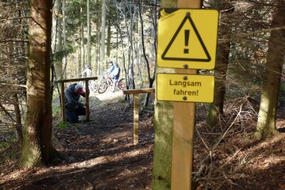 Vor einer Kreuzung dienen Holzschikanen und ein Schild dazu, dass Fahrer das Tempo drosseln. Foto: Andreas Bauer