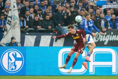 Erster Sieg unter van Wonderen: Schalke schlägt Regensburg - Schalke kämpft sich aus der Abstiegsregion