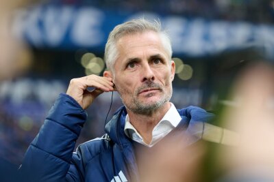 Erster Sieg unter van Wonderen: Schalke schlägt Regensburg - Für Trainer van Wonderen war es der erste Sieg als Schalke-Trainer.